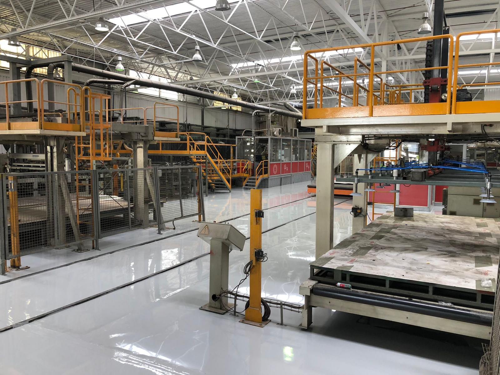Pavimentado autonivelante en nave industrial